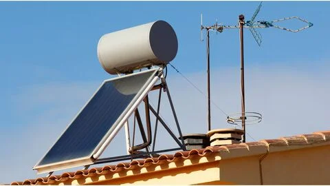Solar térmica en Sevilla: instalación de placa y acumulador para ACS en tejado